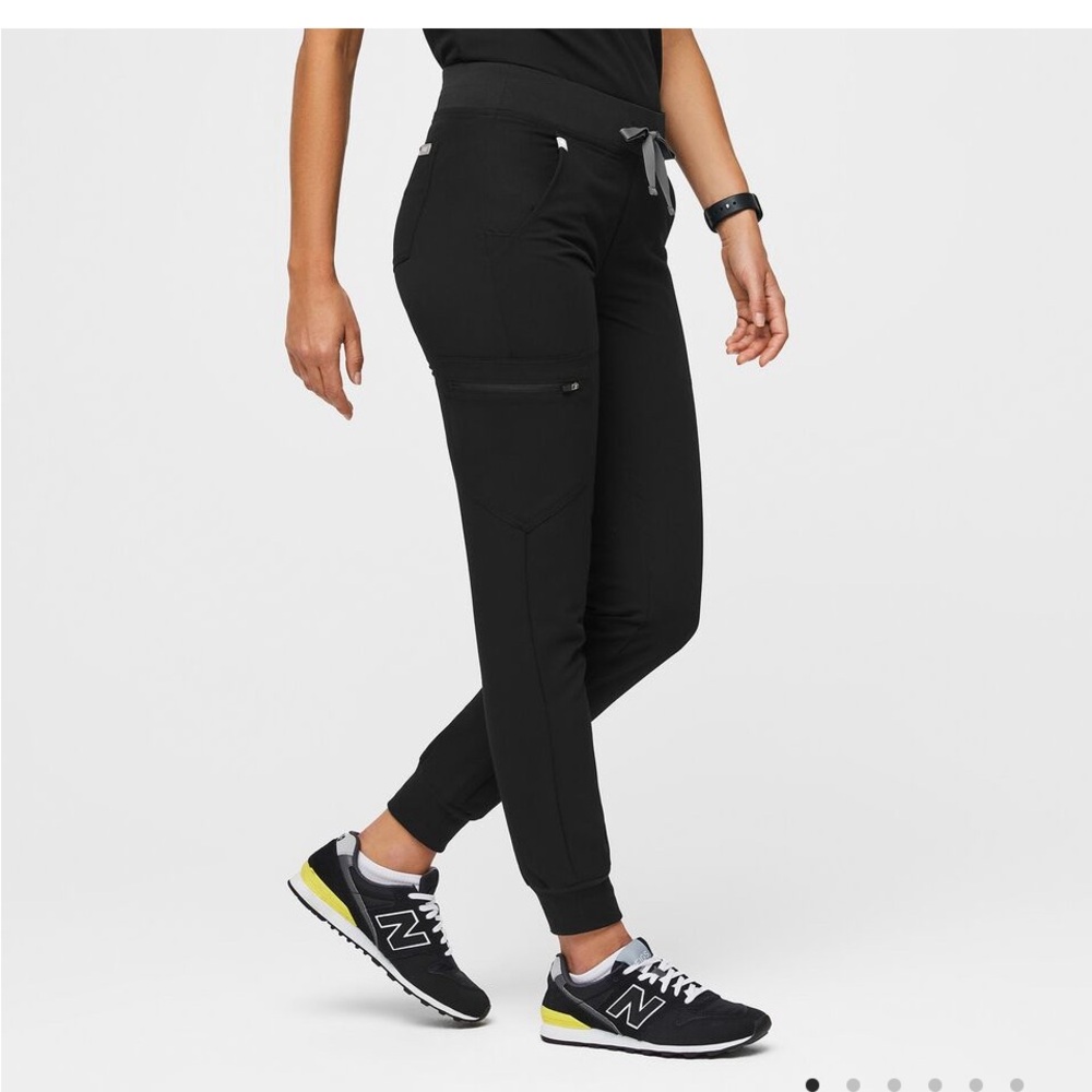 Women’s Zambora jogger scrub pants in black